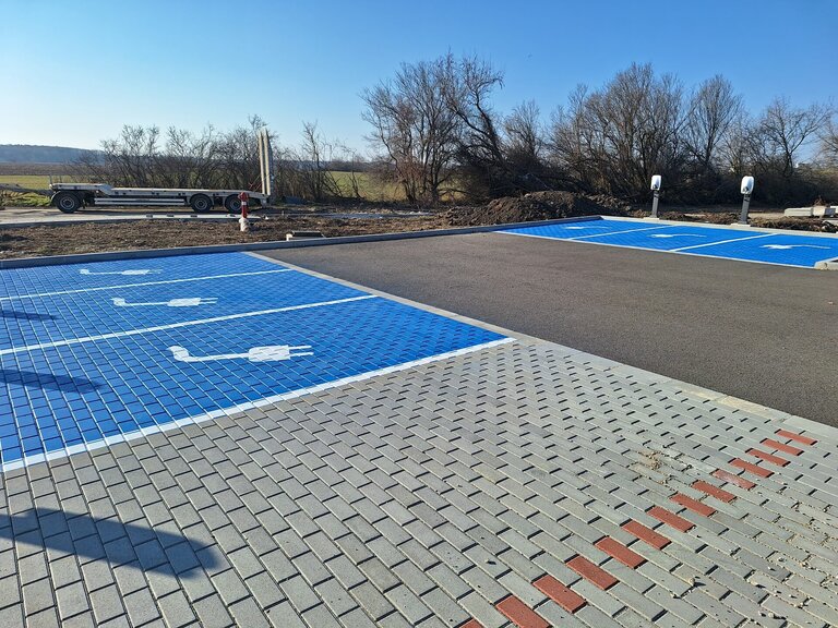 Professzionális útfestés és parkoló festés munka közben - parkolóhelyek felfestése