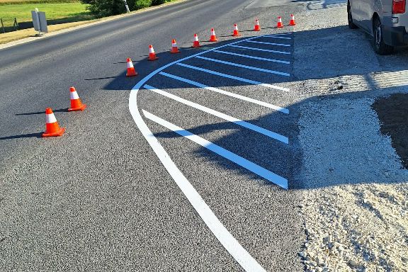 Professzionális útfestés és parkolófestés csapatunk munka közben